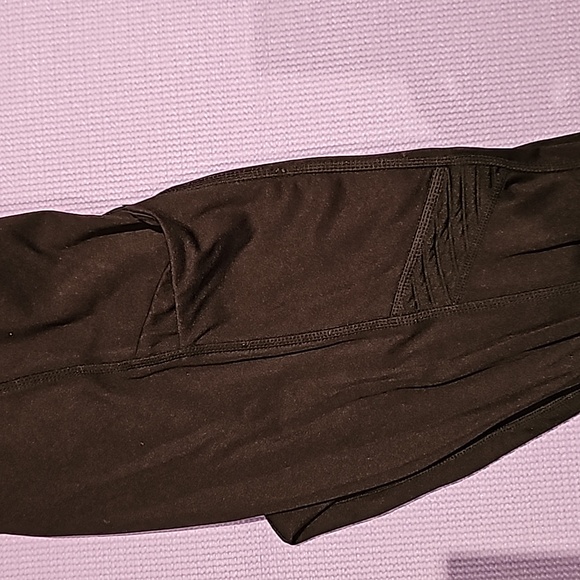 Fabletics leggings with external pockets - Picture 3 of 3